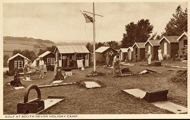 1930s postcard of South Devon holiday camp showing the putting green