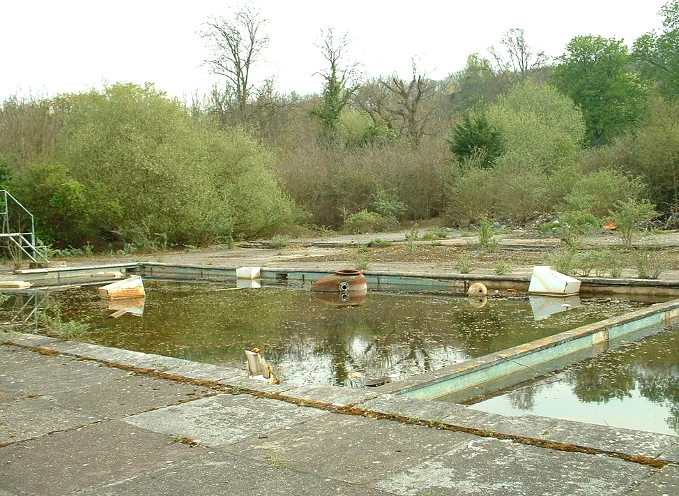 warners woodside bay holiday camp 2003 - derelict outdoor swimming pool