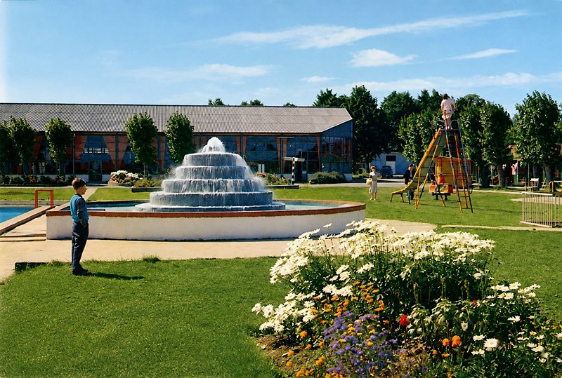 swimming pool and fountain at warners northney holiday camp 