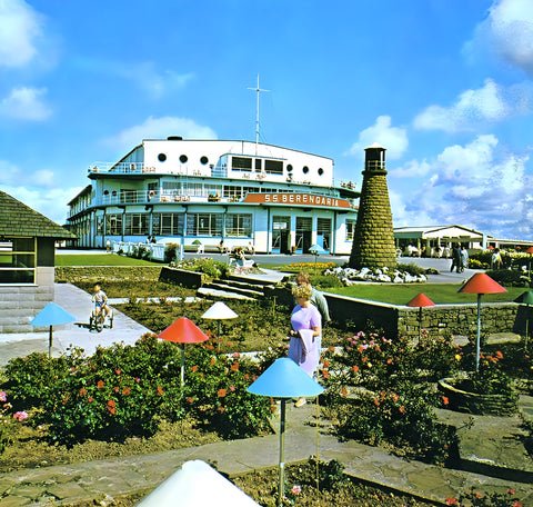1970s postcard for Pontins Middleton Tower Holiday Camp showing Berengaria Building