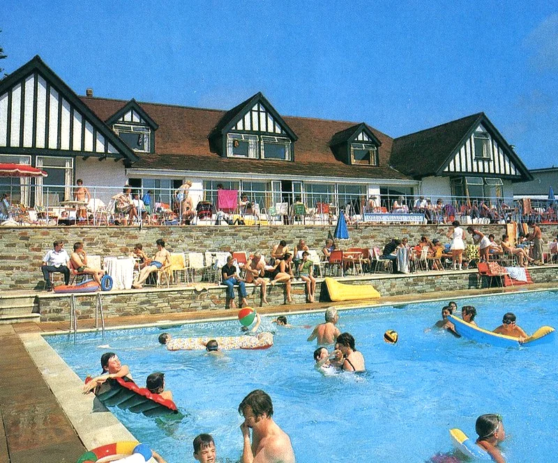 1970s postcard of the Torbay Chalet Hotel showing the swimming pool